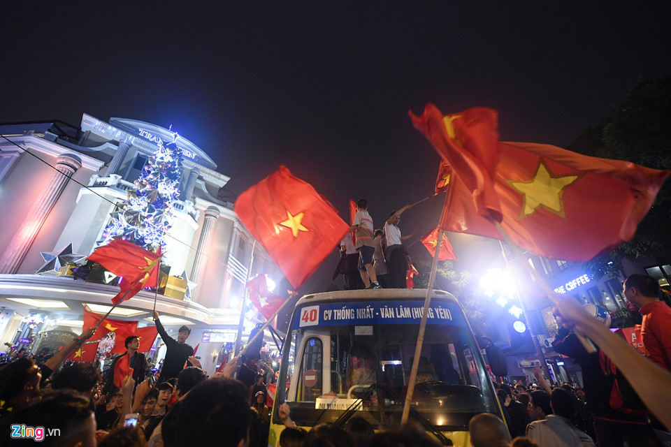 CĐV quá khích nhảy nóc xe buýt ăn mừng bóng đá U23 Việt Nam